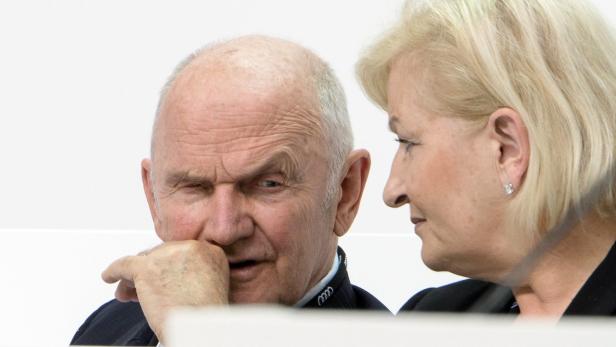Ferdinand Piëch und seine Frau Ursula Piech, die ebenfalls ihr Mandat im Kontrollgremium abgab.
