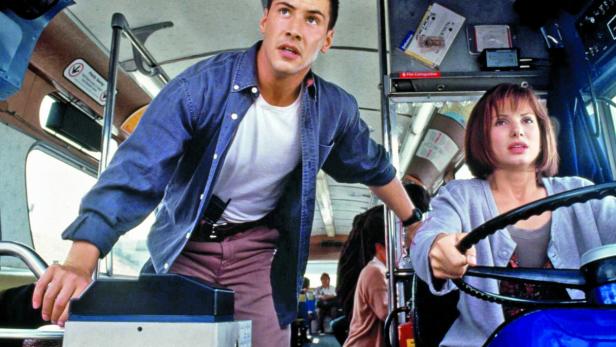 Keanu Reeves und Sandra Bullock in einer Szene aus dem Film „Speed“ in einem Bus.