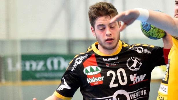 Ein Handballspieler mit der Nummer 20 wirft einen Ball.