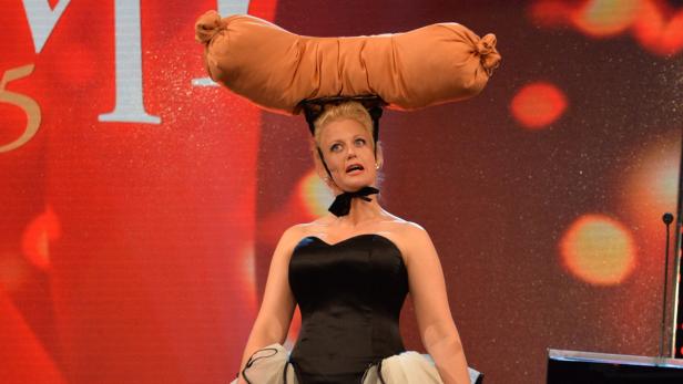 Barbara Schöneberger führte zum dritten Mal durch die festliche KURIER-ROMY-Gala, in drei verschiedenen Roben, die ihr Modedesigner Guido Maria Kretschmer auf den Leib geschneidert hat. Bild: Schöneberger im Wurst-Kostüm