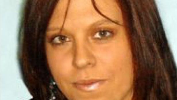 Porträt einer Frau mit langen, braunen Haaren.