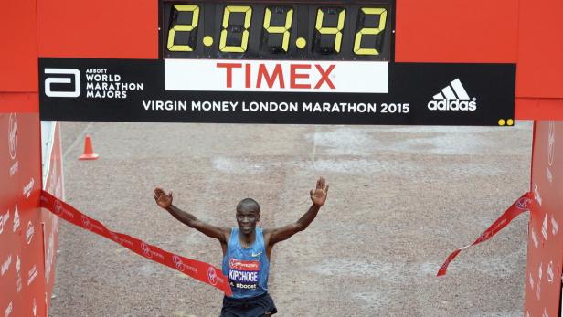 Eliud Kipchoge überquert die Ziellinie beim Virgin Money London Marathon 2015.