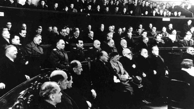 Erste Länderkonferenz nach dem Zweiten Weltkrieg in Wien, 1945. In der ersten Reihe: Karl Renner und Leopold Figl