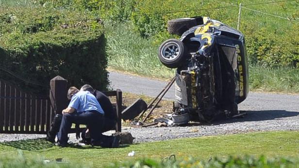 dapdPolice at the scene of crash at a rally race in Bailieboro, Ireland, Sunday, May 27, 2012. Police say two people have been killed and seven injured after a race car went out of control on a rural Irish road and crashed into a crowd of about 30 specta Rallye-Auto rast in Zuschauer: 2 Tote