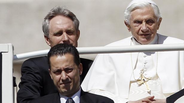 REUTERSThe Popes butler, Paolo Gabriele (bottom L) arrives with Pope Benedict XVI (R) at St. Peters Square in Vatican, in this file photo taken May 23, 2012. The butler who serves in the apartments of Pope Benedict XVI was arrested on Friday in connectio Vatikan-Leaks: Kardinal gerät ins Visier