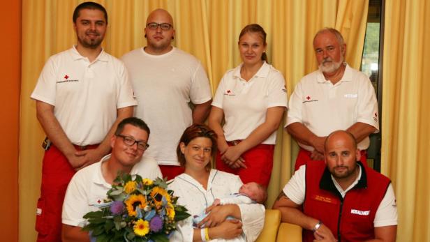 Die Retter gratulierten der frischgebackenen Mama Sabine Weinöhrl