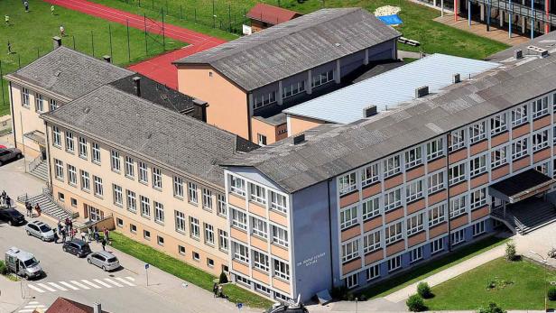 Luftaufnahme der Dr. Adolf Schärf Schule mit Sportplatz im Hintergrund.