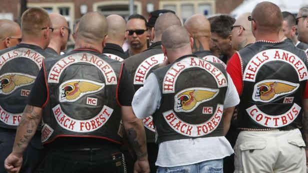 REUTERSFile photo of members of the motorcycle gang Hells Angels discussing a regional court decision in the western German town of Muenster June 10, 2008. The Interior ministry of Hesse state banned the two Hells Angels motorcycle clubs, Westend and Fran Die berüchtigten Biker kommen