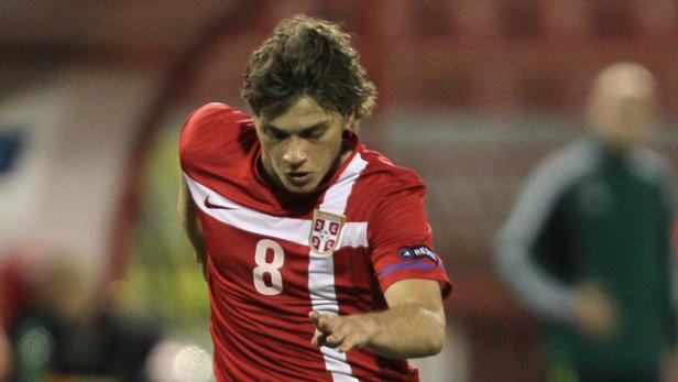 Ein serbischer Fußballspieler mit der Nummer 8 auf seinem roten Trikot.