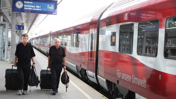ÖBB: Mitarbeiter tragen Gepäck zum Zug
