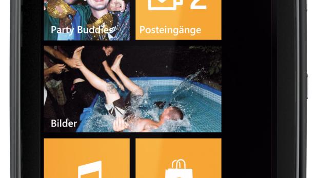 Ein Nokia Smartphone mit Windows Phone-Oberfläche zeigt verschiedene App-Kacheln.