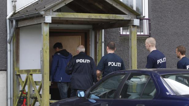 dapdDanish police enter an appartment complex in Herlev, in the outskirts of Copenhagen, Denmark, for a search Friday, April 27, 2012. Three men have been arrested in the Danish capital on suspicion of plotting a terror act after police found them in poss Mehrere Polizisten betreten ein Haus.
