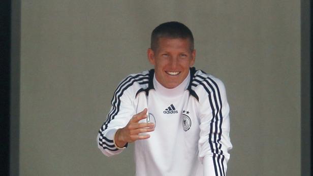Bastian Schweinsteiger im Trainingsanzug der deutschen Nationalmannschaft lächelt.
