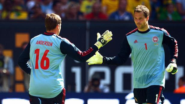 Zwei dänische Fußballtorhüter geben sich die Hand.