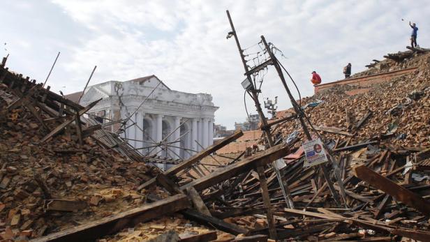 Trümmer und Zerstörung nach einem Erdbeben in Kathmandu, Nepal.