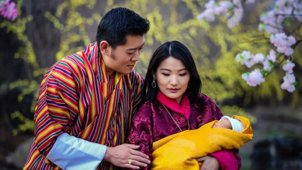 König Jigme Khesar Namgyel Wangchuck und Königin Jetsun Pema mit dem Prinzen.