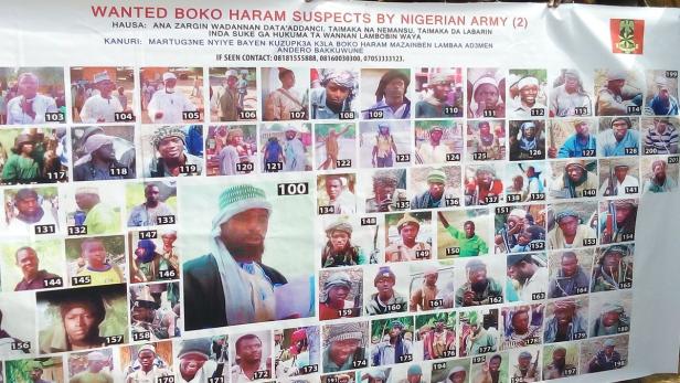 Ein Plakat zeigt die meistgesuchten Terroristen von Boko Haram.