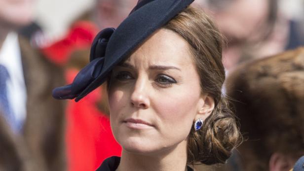 Nahaufnahme von Catherine, Prinzessin von Wales, mit einem eleganten Hut und Ohrringen.