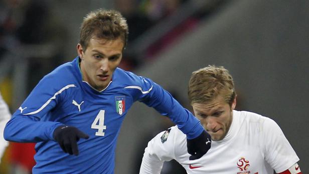 dapdPolands Jakub Blaszczykowski, right, and Italys Domenico Criscito, left, challenge for the ball during a friendly soccer match between Poland and Italy in Wroclaw, Poland, Friday, Nov. 11, 2011. Italy defeated Poland by 2-0. (Foto:Michael Sohn/AP/dapd Wettskandal kostet Criscito EM