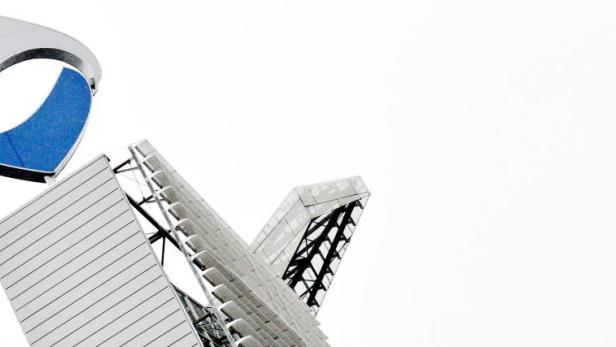 Das Logo der Deutschen Welle vor einem modernen Gebäude.