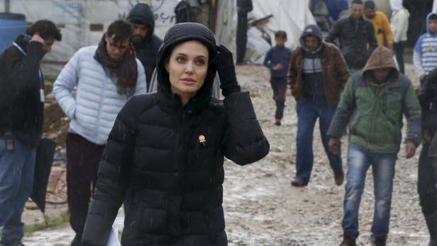 Angelina Jolie besucht syrische Flüchtlinge in der Bekaa-Ebene im Libanon.
