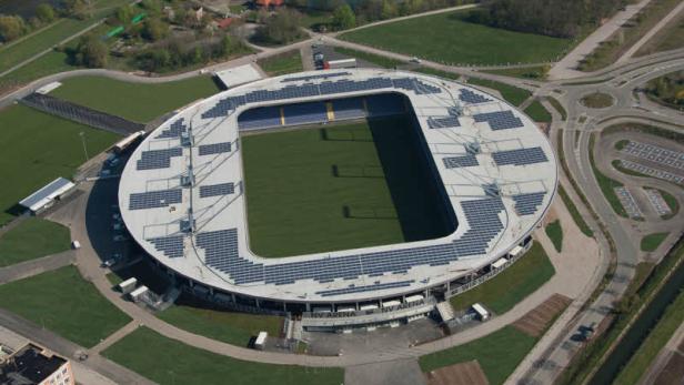 Luftaufnahme der NV Arena mit Solaranlage auf dem Dach.