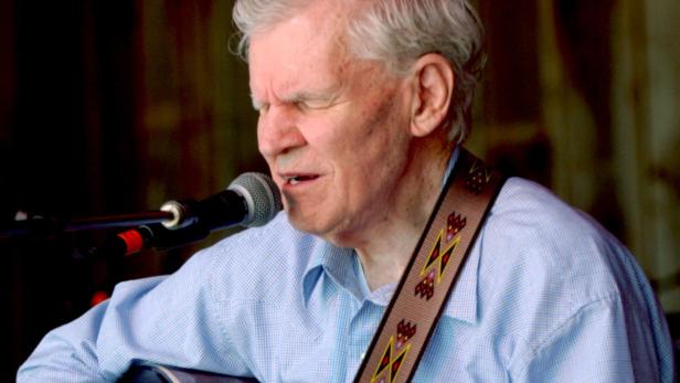 dapdIn this May 1, 2005 photo, master flatpicker Doc Watson plays during the "My FriMerle&rle" show ng Mer Merle in esboro, N.C. Watson son was in critical condcondition Thursday, May 24, 2012 at a North Carolina hospital after falling at his home in Deep Folklegende "Doc" Watson ist tot