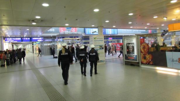 Polizei patrouilliert am Linzer Bahnhof