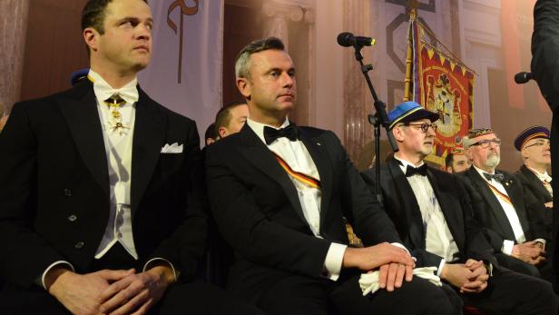 Norbert Hofer (Mitte) und Wiener Vizebürgermeister Johann Gudenus (li.) beim Ball