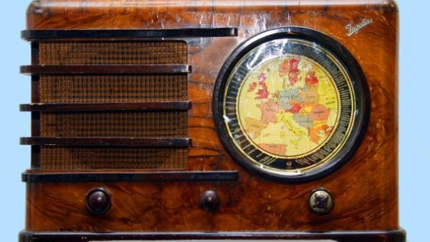 Ein altes Röhrenradio der Marke Ingelen mit einer Europakarte auf der Frequenzskala.
