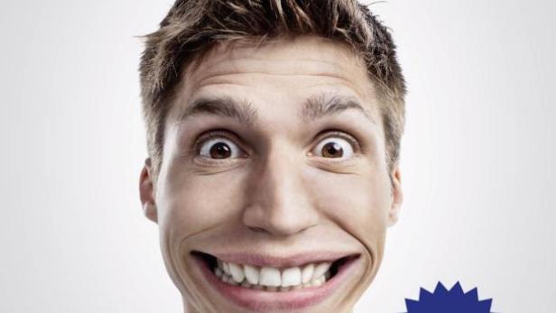 Ein Mann mit aufgerissenen Augen und einem übertriebenen Grinsen wirbt für die ORF Awards.