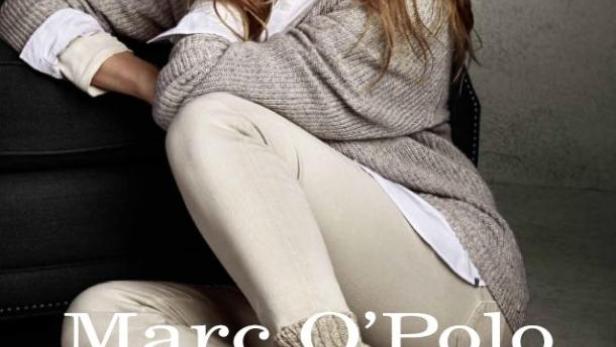 Uma Thurman posiert für eine Marc O’Polo-Kampagne mit Stiefeln und Accessoires.