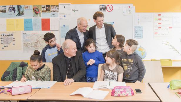 Im Lerncafe: Außenminister Kurz, Kardinal Schönborn u. Caritas-Chef Landau