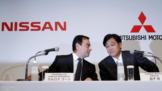 Carlos Ghosn (Nissan), links, und Osamu Masuko (Mitsubishi)