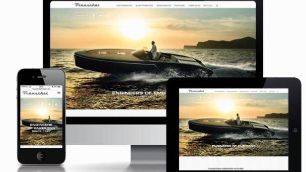 Ein Monitor, ein Tablet und ein Smartphone zeigen die Webseite von Frauscher mit einem Boot bei Sonnenuntergang.