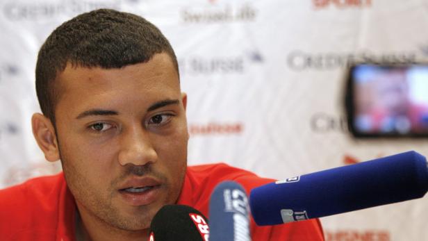 EPAepa01891839 Swiss soccer player Johan Vonlanthen speaks during a media conference the day before the World Cup South Africa 2010 Group 2 qualifying soccer match between Luxembourg and Switzerland, in Luxembourg, 09 October 2009. EPA/PETER KLAUNZER Vonlanthen beendet mit 26 Karriere