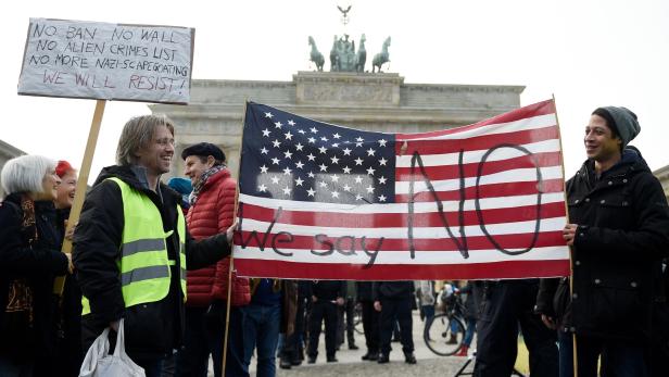 1200 Menschen demonstrierten in Berlin gegen Trump