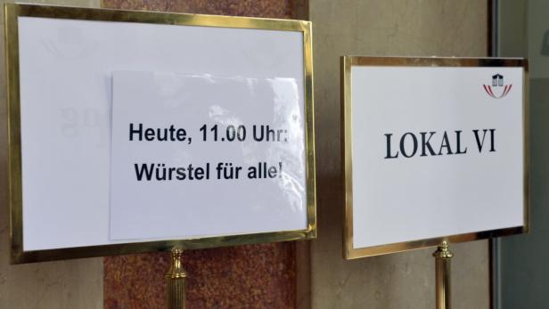 Eine Hinweistafel mit der Aufschrift: "Heute, 11:00 Uhr: Wuerstel fuer alle" haengt im Parlament in Wien vor dem Eingang zum Korruptions-Untersuchungsausschuss im Lokal VI. U-Ausschuss: Neue Zeugenliste beschlossen