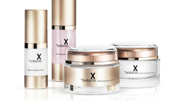 Verschiedene Produkte der Hautpflegeserie „X botarin“ stehen auf einer weißen Oberfläche.
