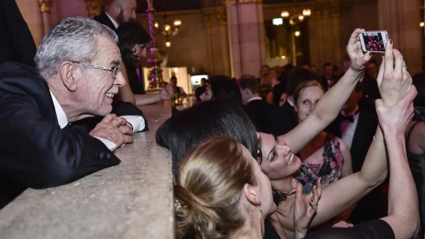 Bitte ein Selfie! Distanz ist Alexander Van der Bellen fremd. So passiert am Ball der Wissenschaften