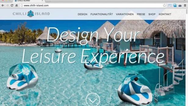 Die Webseite von Chilli Island mit Blick auf Bungalows im Wasser und schwimmenden Sesseln.