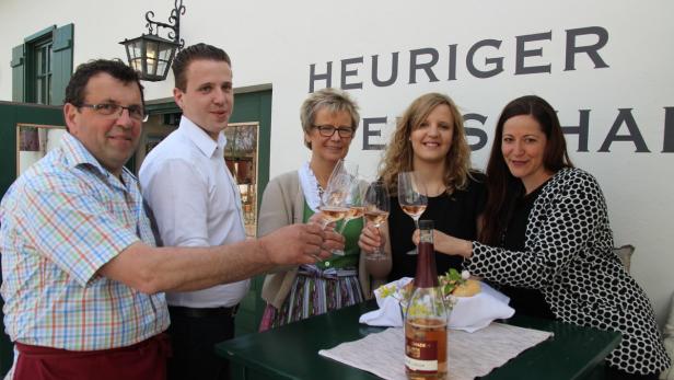 Irmie Vesselsky mit Mitgliedern der Familie Steinschaden im Heurigenlokal in Langenlois