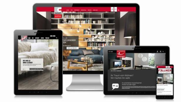 Ein Monitor, Tablets und ein Smartphone zeigen verschiedene Webseiten von Möbelhäusern.