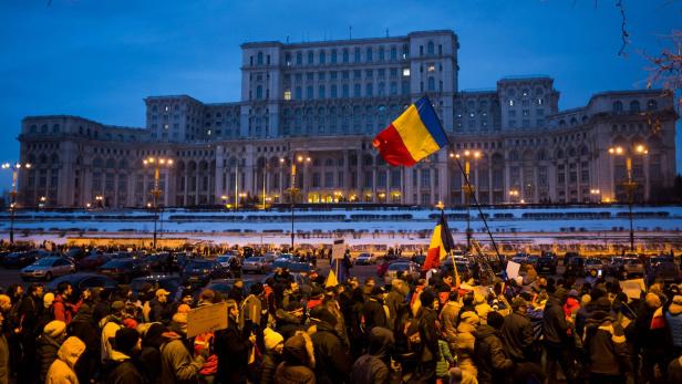 Demonstranten vor dem Regierungsgebäude in Bukarest