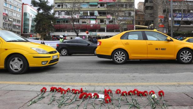 Blumen für die Opfer am Gehsteig nahe der Stelle, an der die Autobombe explodierte.