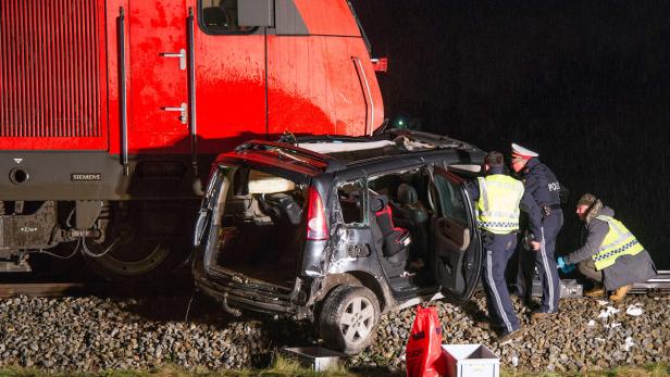 Lokführer konnte nicht mehr abbremsen: Der Renault wurde 600 Meter weit mitgeschleift, Mutter und Tochter waren auf der Stelle tot.