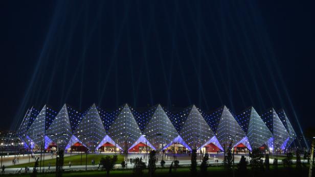 Das Baku Olympiastadion ist nachts mit blauen Lichtern beleuchtet.