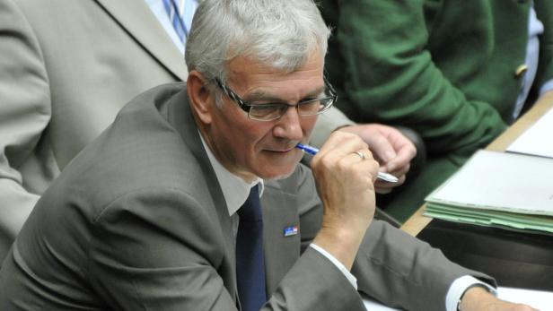 dapdDer Abgeordnete Elmar Podgorschek (FPOe) sitzt am Mittwoch (16.05.12) in Wien bei einer Sitzung des Nationalrates im Parlament auf seinem Platz. Der Nationalrat beschliesst am Mittwoch eine Reform der Pensionskassen.Foto: Hans Punz/dapd Strafe wegen Uniform am Ball: FPler beruft
