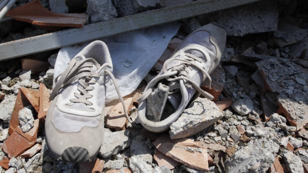 dapdA pair of shoes are seen amid debris of the collapsed BBG industrial moldings building in Mirandola, northern Italy, Wednesday, May 30, 2012. A magnitude 5.8 earthquake struck the same area of northern Italy stricken by another fatal tremor on May 20 Nur mehr Schutt und Asche blieb von den meisten Häusern in der Erdbebenregion.