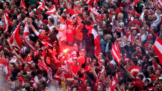 EPAepa01385206 Austrian soccer fans gather for the public viewing at the fan zone in Salzburg, Austria on 16 June 2008. Austria plays Germany in their Group B European soccer championships EURO 2008 match in Vienna. EPA/FRANZ NEUMAYR 1,9 Mio. Österreicher freuen sich auf die EM